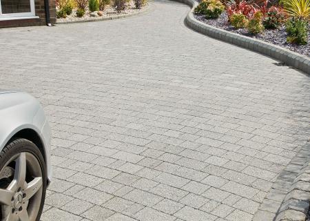 DRIVESETT ARGENT, Light. Edged with DRIVESETT TEGULA Pennant Grey and TEGULA KERB Pennant Grey