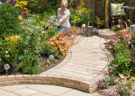 SAWN VERSURO LINEAR, Golden Sand Multi. Edged with SAWN SANDSTONE SETTS, Autumn Bronze Multi.